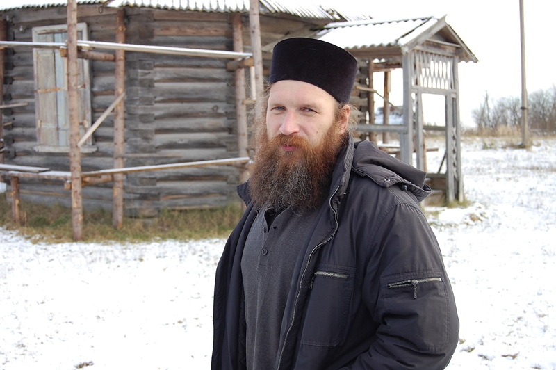 Отец Дмитрий - настоятель Козловского прихода у часовни в Большом Плоском, 2012 г. 